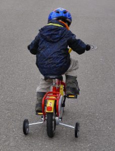 Dětský kolo s pomocnými kolečky